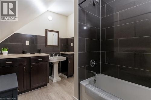 621 Rosseau Road, Hamilton, ON - Indoor Photo Showing Bathroom