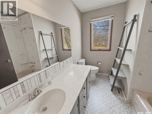 231 Elliott Place, Swift Current, SK - Indoor Photo Showing Bathroom