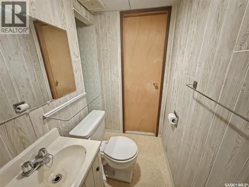231 Elliott Place, Swift Current, SK - Indoor Photo Showing Bathroom
