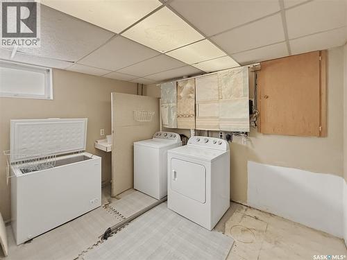 231 Elliott Place, Swift Current, SK - Indoor Photo Showing Laundry Room