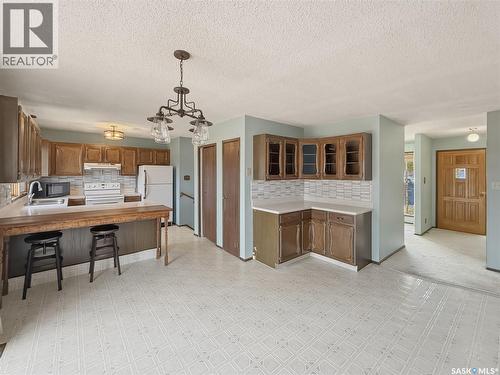 231 Elliott Place, Swift Current, SK - Indoor Photo Showing Kitchen