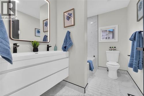 556 Clover, Windsor, ON - Indoor Photo Showing Bathroom