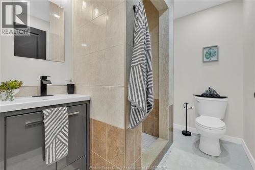 556 Clover, Windsor, ON - Indoor Photo Showing Bathroom