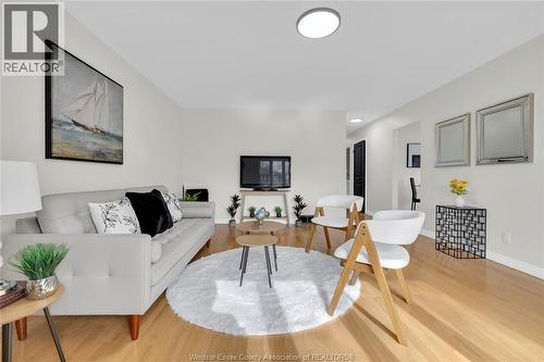 556 Clover, Windsor, ON - Indoor Photo Showing Living Room