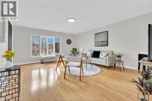 556 Clover, Windsor, ON - Indoor Photo Showing Living Room