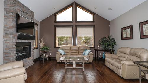 100 Forest Crowne Crescent, Kimberley, BC - Indoor Photo Showing Living Room With Fireplace