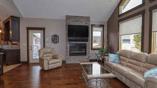 100 Forest Crowne Crescent, Kimberley, BC - Indoor Photo Showing Living Room With Fireplace