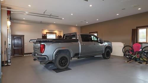100 Forest Crowne Crescent, Kimberley, BC - Indoor Photo Showing Garage
