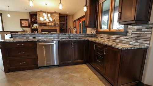 100 Forest Crowne Crescent, Kimberley, BC - Indoor Photo Showing Kitchen