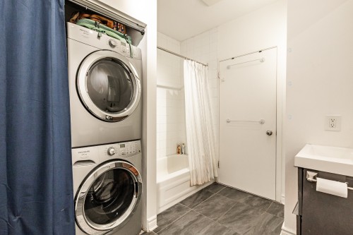 Salle de bains - 4-5204 Rue St-Denis, Montréal (Le Plateau-Mont-Royal), QC - Indoor Photo Showing Laundry Room