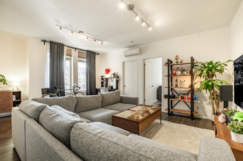 Salon - 4-5204 Rue St-Denis, Montréal (Le Plateau-Mont-Royal), QC - Indoor Photo Showing Living Room