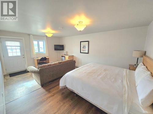 Motel King Rooms - 140 Main Street, St. Albans, NL - Indoor Photo Showing Bedroom