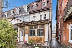 221 BEVERLEY STREET Toronto, ON M5T 1Z4