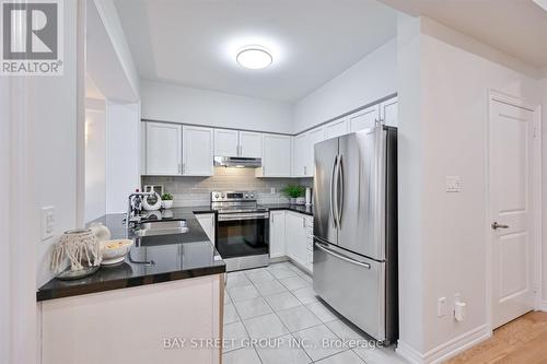 143 Badgerow Way, Aurora, ON - Indoor Photo Showing Kitchen