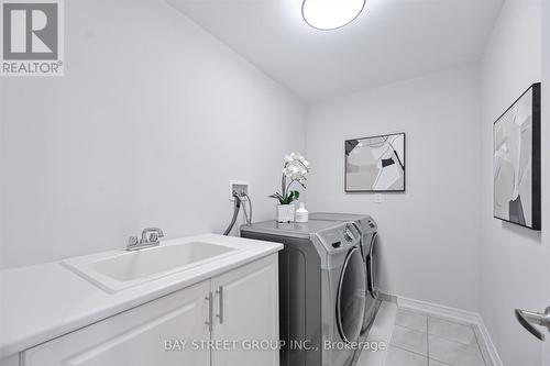 143 Badgerow Way, Aurora, ON - Indoor Photo Showing Laundry Room