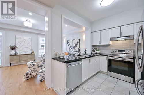 143 Badgerow Way, Aurora, ON - Indoor Photo Showing Kitchen With Upgraded Kitchen