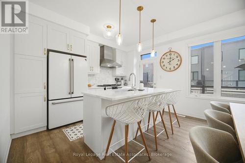 110 Huguenot Road, Oakville, ON - Indoor Photo Showing Kitchen With Upgraded Kitchen