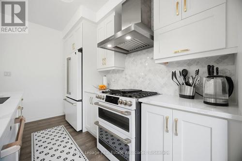 110 Huguenot Road, Oakville, ON - Indoor Photo Showing Kitchen With Upgraded Kitchen
