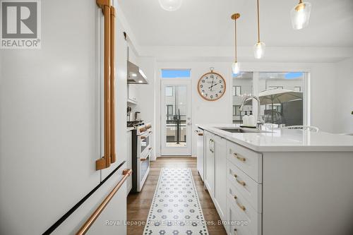 110 Huguenot Road, Oakville, ON - Indoor Photo Showing Kitchen
