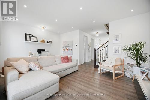 110 Huguenot Road, Oakville, ON - Indoor Photo Showing Living Room