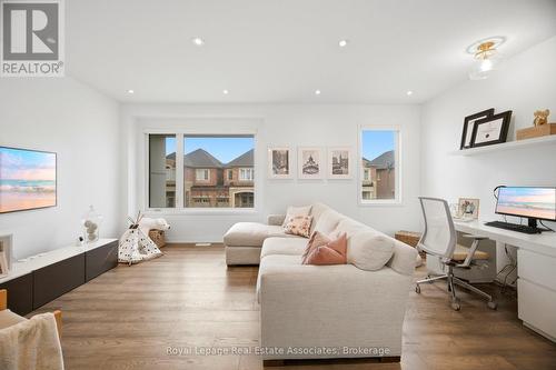 110 Huguenot Road, Oakville, ON - Indoor Photo Showing Living Room
