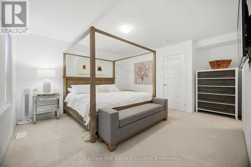 110 Huguenot Road, Oakville, ON - Indoor Photo Showing Bedroom