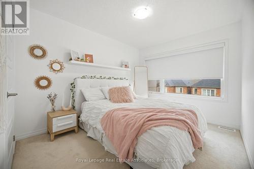 110 Huguenot Road, Oakville, ON - Indoor Photo Showing Bedroom