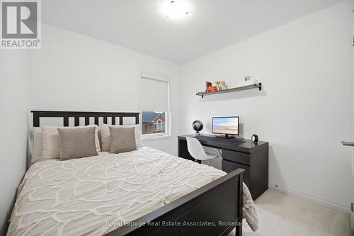 110 Huguenot Road, Oakville, ON - Indoor Photo Showing Bedroom