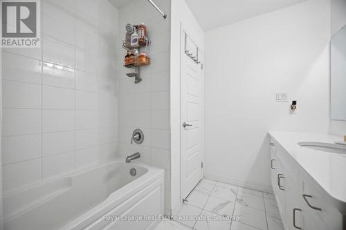 110 Huguenot Road, Oakville, ON - Indoor Photo Showing Bathroom
