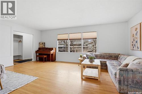 25 Knowles Crescent, Regina, SK - Indoor Photo Showing Living Room