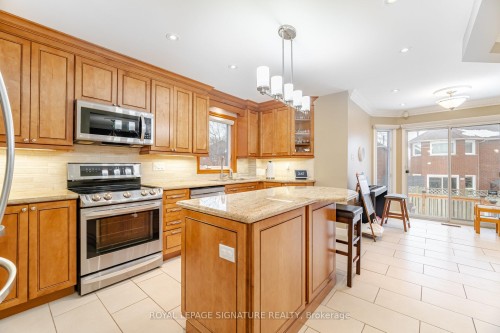 4426 Weeping Willow Drive, Mississauga, ON - Indoor Photo Showing Kitchen