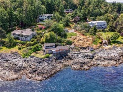 6000 Lockehaven Dr  Saanich, BC V8N 4J5