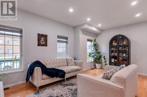 7448 Village Walk, Mississauga, ON - Indoor Photo Showing Living Room
