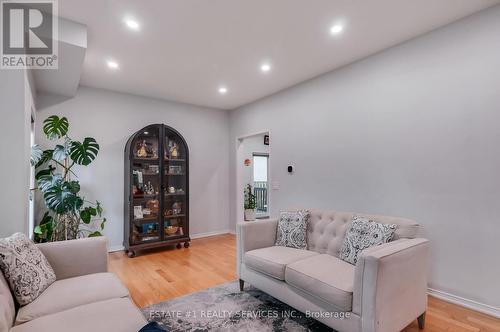 7448 Village Walk, Mississauga, ON - Indoor Photo Showing Living Room