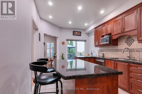 7448 Village Walk, Mississauga, ON - Indoor Photo Showing Kitchen