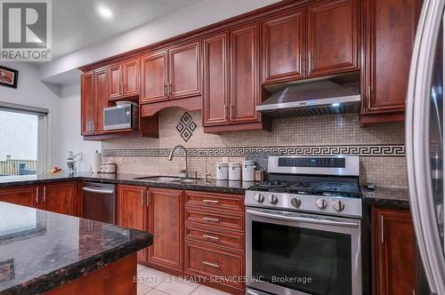 7448 Village Walk, Mississauga, ON - Indoor Photo Showing Kitchen