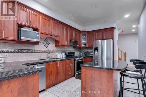 7448 Village Walk, Mississauga, ON - Indoor Photo Showing Kitchen