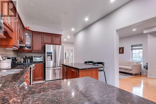7448 Village Walk, Mississauga, ON - Indoor Photo Showing Kitchen