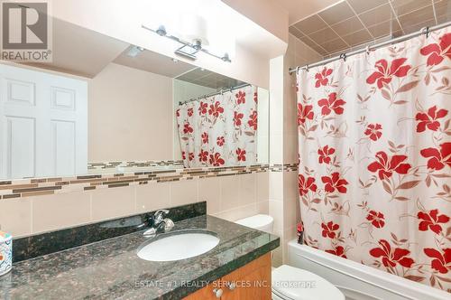 7448 Village Walk, Mississauga, ON - Indoor Photo Showing Bathroom