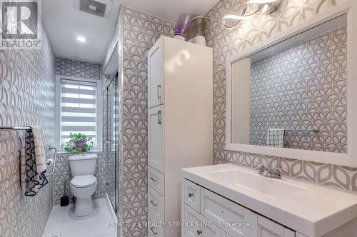 7448 Village Walk, Mississauga, ON - Indoor Photo Showing Bathroom