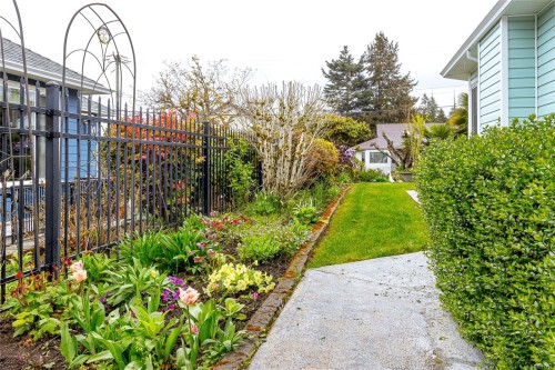 8008 Glenhurst Dr North, Crofton, BC 