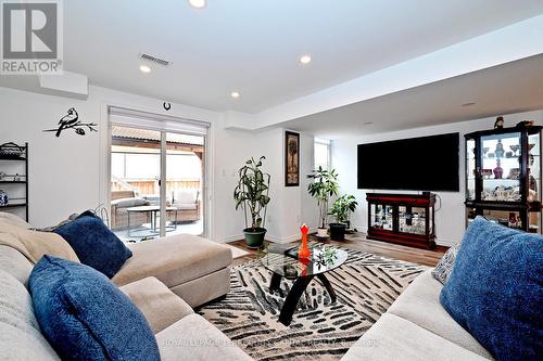 22 Walter Tunny Crescent, East Gwillimbury, ON - Indoor Photo Showing Living Room
