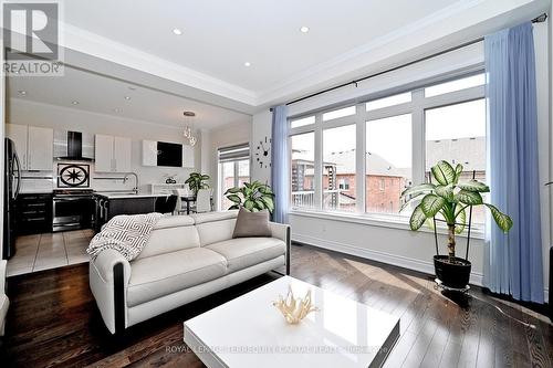 22 Walter Tunny Crescent, East Gwillimbury, ON - Indoor Photo Showing Living Room