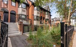 578A WELLINGTON STREET  Toronto, ON M5V 2X5