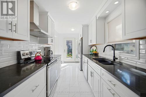 5593 Palmerston Crescent, Mississauga, ON - Indoor Photo Showing Kitchen With Double Sink With Upgraded Kitchen