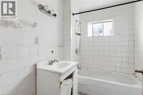 249 Wentworth Street N, Hamilton, ON - Indoor Photo Showing Bathroom