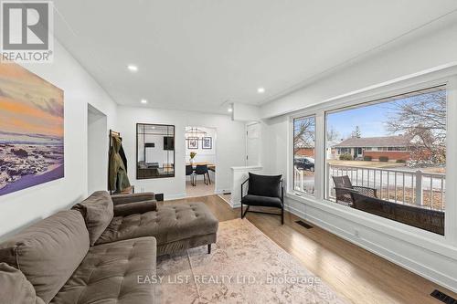 756 Dickens Avenue, Ottawa, ON - Indoor Photo Showing Living Room