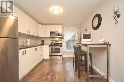 Apt 2 - 2nd level / Kitchen - 212 Flora Street, Ottawa, ON - Indoor Photo Showing Kitchen