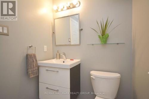 Apt 2 - 2nd level / 4 piece bathroom - 212 Flora Street, Ottawa, ON - Indoor Photo Showing Bathroom