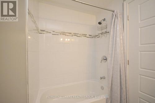Apt 2 - 2nd level / 4 piece bathroom - 212 Flora Street, Ottawa, ON - Indoor Photo Showing Bathroom